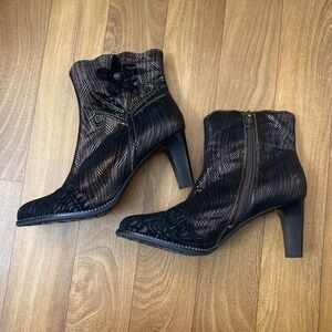 Spring Step L’ Artiste Ignited Black/Bronze Metallic Lace Booties 42 US 10.5-11